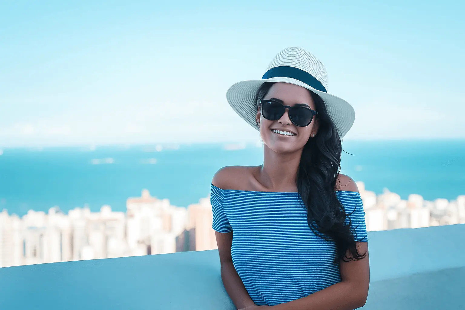 After: Put a white straw hat on the girl's head